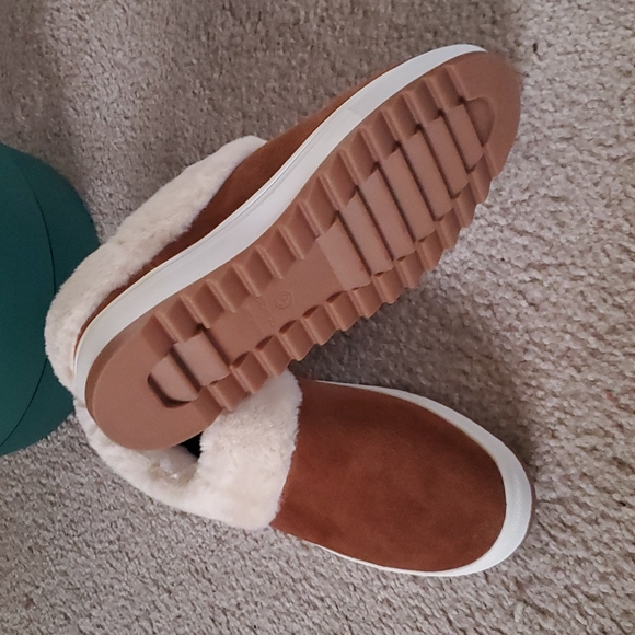 Blondo Waterproof Slip-ons - Picture 5 of 8